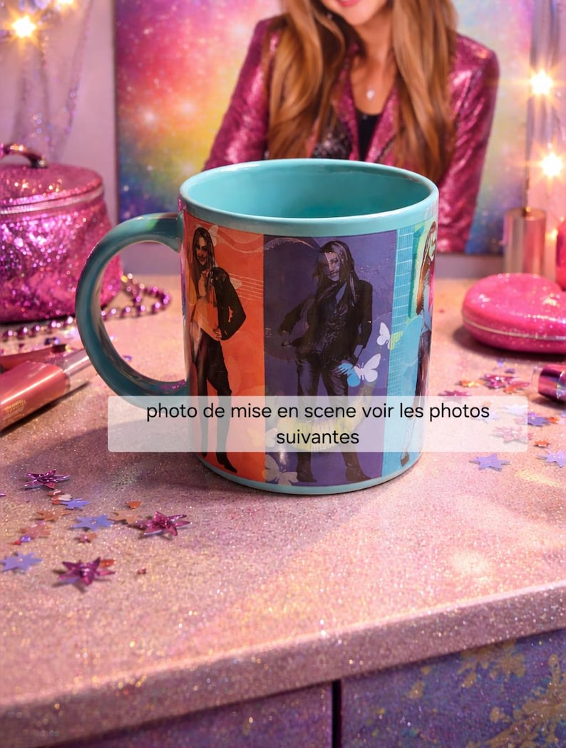 May include: A teal ceramic mug with a matching handle. The mug features images of people on a colorful background. The text "photo de mise en scene voir les photos suivantes" is printed on the mug.