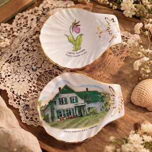 Peut inclure: Une enseigne en bois rustique avec le texte "Welcome to our home" en lettres blanches. L'enseigne présente une finition vieillie et un design simple et accueillant, idéal pour un porche ou une entrée.