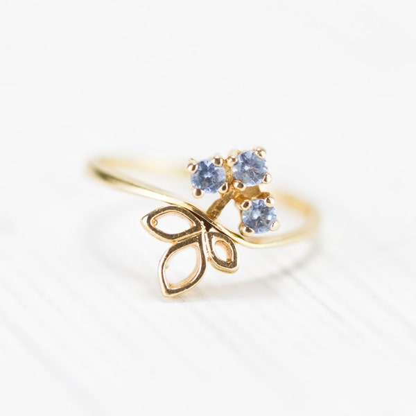 Adorable Three Stone Aquamarine 14K Yellow Gold Leaf Ring. US 6. Pretty. Sweet. Charming.