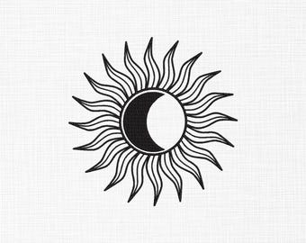 Könnte beinhalten: Schwarz-Weiß-Illustration eines Sonnen- und Monddesigns. Die Sonne hat wellenförmige Strahlen und einen kreisförmigen Mittelpunkt. Der Mond ist eine Halbmondform im Zentrum der Sonne. Auf weißem Hintergrund.