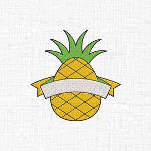 Puede incluir: Una piña amarilla con hojas verdes y una pancarta blanca. La piña tiene un patrón de diamantes y está delineada en negro. La pancarta está en blanco y tiene bordes amarillos.