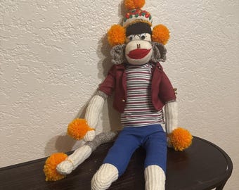 手作りのソックモンキー人形、フォークアート風のぬいぐるみ、着せ替え可能な服