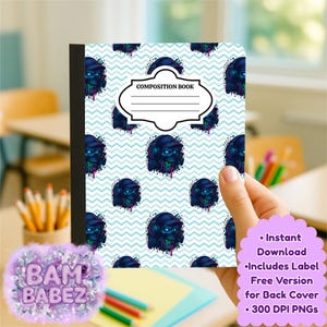 Peut inclure: Cahier de composition avec un motif répété de crânes portant une casquette et un casque audio sur un fond en zigzag bleu clair. La couverture comporte une étiquette blanche avec l'inscription "COMPOSITION BOOK". Le cahier est tenu par une main.