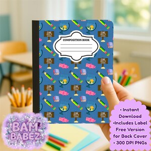 Pode incluir: Um caderno de composição com uma capa azul com um padrão de aquários, lápis, livros e sinais que dizem "Gone Back to School". O centro tem um rótulo branco que diz "Composition Book".