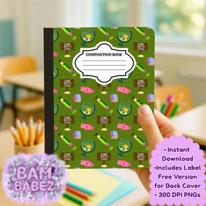 Pode incluir: Um caderno de composição com um fundo verde com um padrão de aquários, lápis, livros e sinais que dizem "Gone Back to School". A capa tem um rótulo branco que diz "Composition Book".