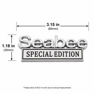 Pu&ograve; includere: Un emblema argentato "Seabee Special Edition". L'emblema &egrave; largo 80 mm e alto 30 mm. Il testo "Seabee" &egrave; sopra il testo "SPECIAL EDITION".