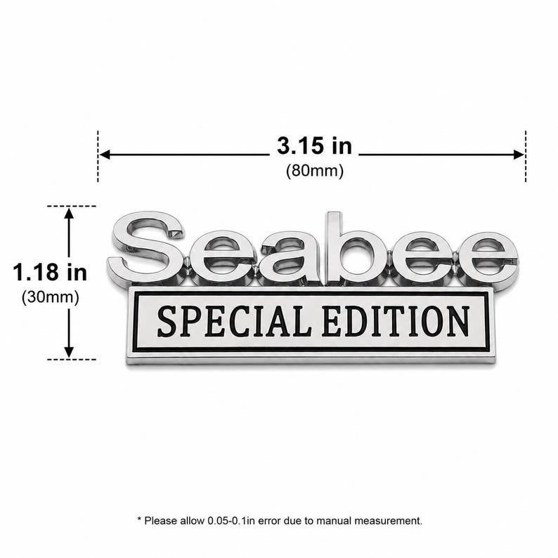 Pu&ograve; includere: Un emblema argentato "Seabee Special Edition". L'emblema &egrave; largo 80 mm e alto 30 mm. Il testo "Seabee" &egrave; sopra il testo "SPECIAL EDITION".