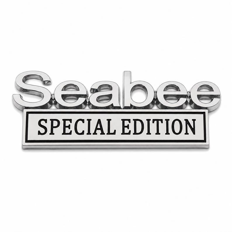 Pu&ograve; includere: Un'emblema cromato "Seabee" con il testo "SPECIAL EDITION" su una placca rettangolare. L'emblema ha una superficie riflettente ed &egrave; posto su uno sfondo bianco.