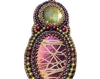 Pendant of chessboard crystal and art glass, surrounded by pearls, fire polished crystals N1178