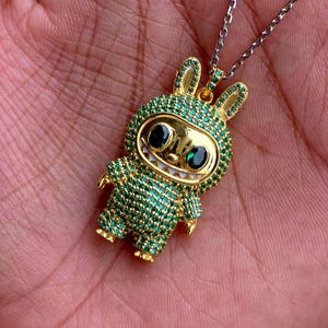 925 Sterling Silber Labubu-Puppen-Anhänger mit Kette Designer Schmuck Geschenk für Sie / Ihn Sparkly Green Cubic Zirkonia Iced Out Trendy Doll Charm