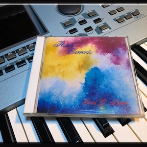 Könnte beinhalten: Ein CD-Gehäuse mit einem farbenfrohen abstrakten Gemälde auf der Vorderseite. Der Titel der CD ist "Astral Currents" und der Künstler ist "David G.  Spector".