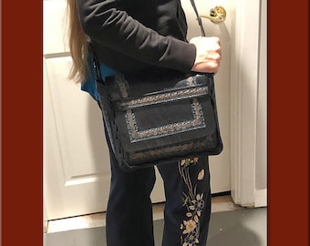 GITARIST ACCESSOIRE TAS, Zwarte La Paz Border Design, Een prachtig met de hand bewerkte lederen schoudertas met twee compartimenten