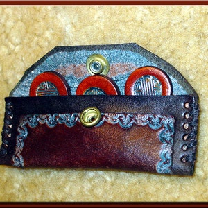 I CHING COINS & Case • Monete in pelle realizzate a mano e contenitore con chiusura a scatto. Un ottimo set per coloro che hanno bisogno di monete tranquille da sssare