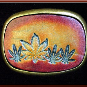 POT LEAVES Design, Fibbia per cintura in pelle lavorata artigianalmente e lavorata • Adatta fino a 1 cintura larga 3/4 ".  2 1/2" di altezza x 3 1/4" di lunghezza.