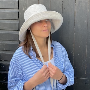 Wide Brim Linen Sun Hat with Ties: Foldable Summer Hat