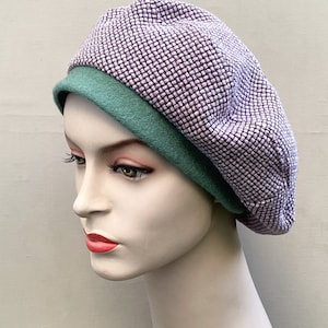 Pink wool beret with contrasting green band, recycled fabric
