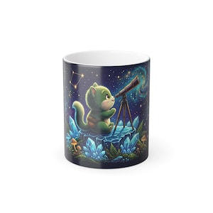 Puede incluir: Taza de cerámica con una ilustración fantástica de una ardilla verde usando un telescopio para ver un cielo estrellado. El diseño incluye cristales, setas y una constelación. La taza tiene un interior blanco.