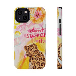 Może przedstawiać: Etui na telefon z kolorowym, artystycznym wzorem. Etui posiada nadruk w panterkę, różowe i żółte kwiatowe akcenty oraz napis "don't sweat it". Etui jest pokazane z przodu i z boku.
