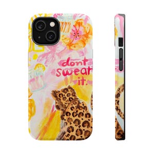 Może przedstawiać: Kolorowe etui na telefon z akwarelowym wzorem. Etui przedstawia kota w panterkę, kwiaty i napis "don't sweat it". Etui jest białe, różowe, żółte i pomarańczowe.