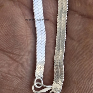 Op de afbeelding: Een rustiek houten bord met de tekst "Welcome to our home" in witte letters. Het bord heeft een verweerde afwerking en een eenvoudig, uitnodigend ontwerp, perfect voor entree decoratie.