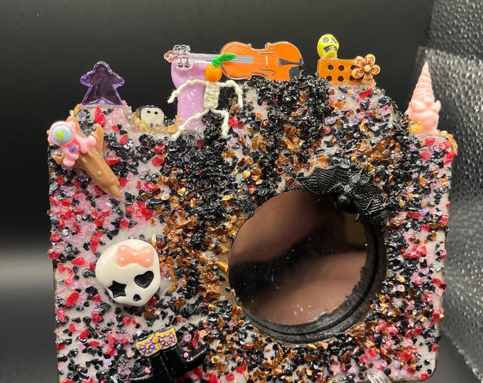 Glass Glitter & Figurines - Spooky Mirror