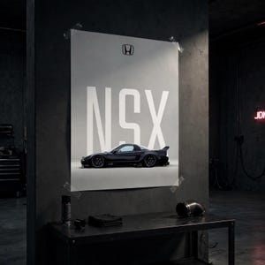 Peut inclure: Une affiche murale rectangulaire présentant le profil latéral d'une voiture de sport Honda NSX noire centrée sur un fond gris clair. Le logo Honda est imprimé en noir en haut, avec le grand texte blanc NSX positionné derrière le véhicule.