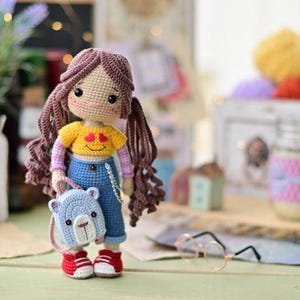 Crochet Girl Doll – Handmade Plush with Backpack – Amigurumi School Doll – Studio Ofelia – Collectible Soft Toy – Gift for Kids