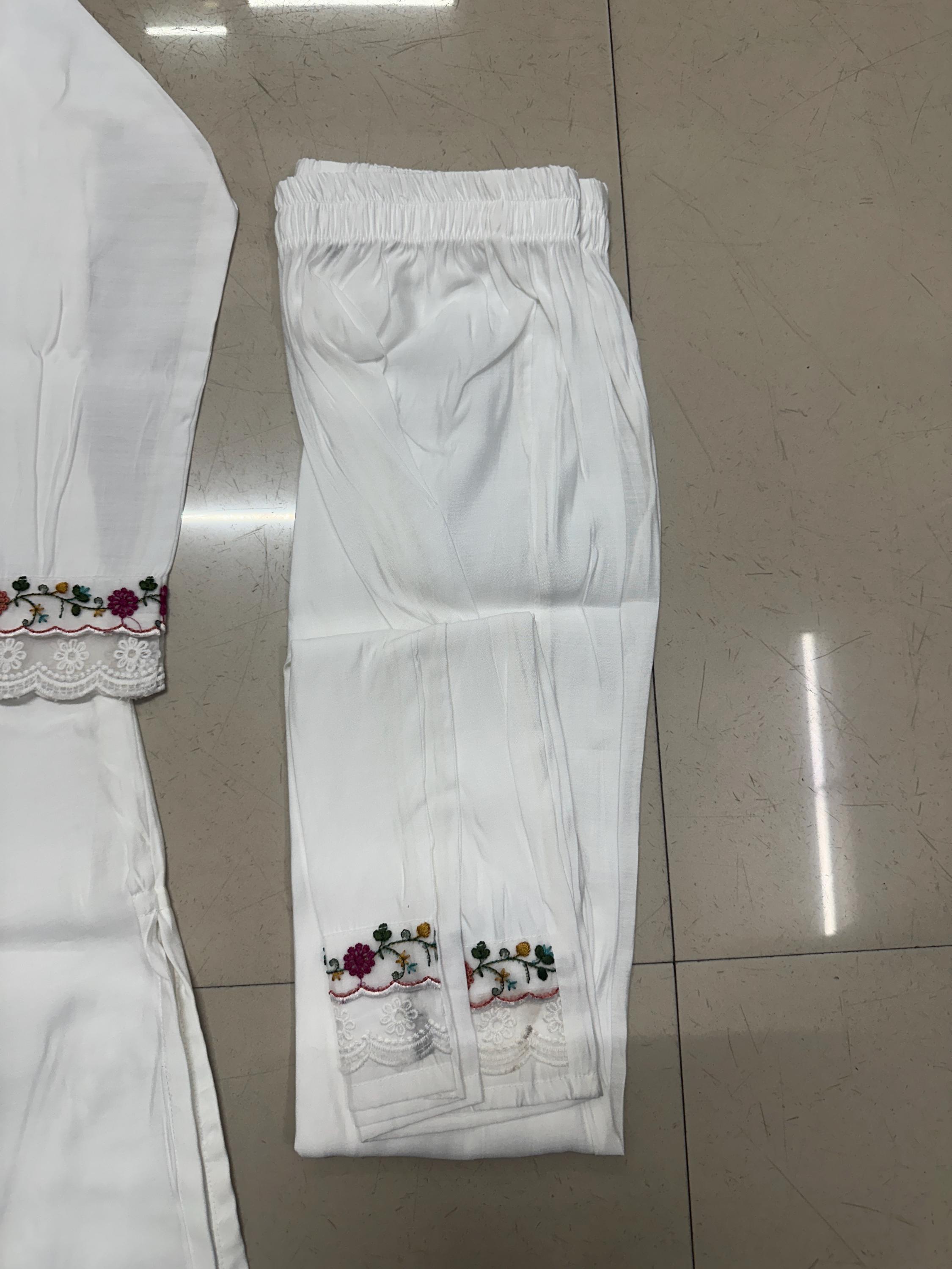 SnapVibeTreasuresのハンドメイドホワイトチャンデリー刺繍クルタ