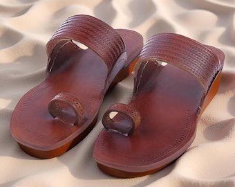 Chappals in pelle Tan Kolhapuri: sandali etnici piatti fatti a mano
