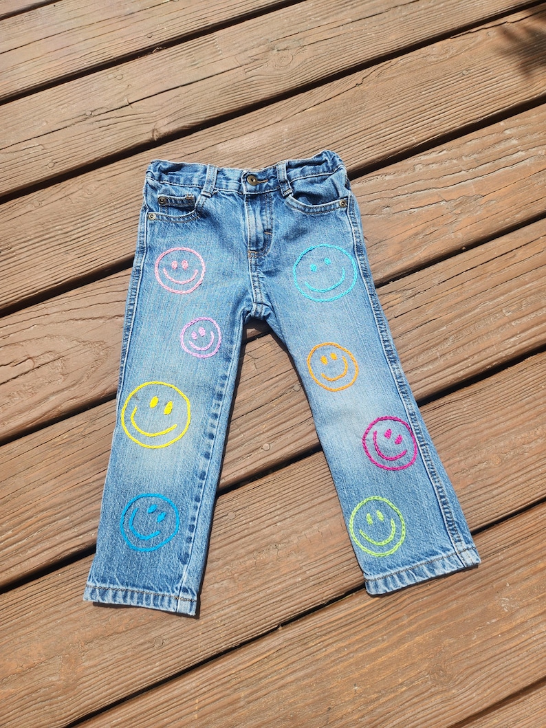 3T Hand Embroidered Smiley face Upcycled Wrangler Jeans bild 1