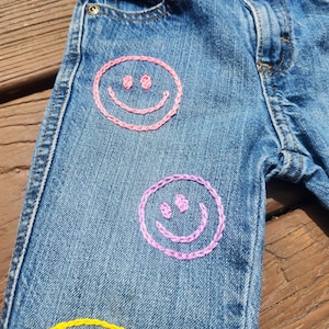 3T Hand Embroidered Smiley face Upcycled Wrangler Jeans bild 2