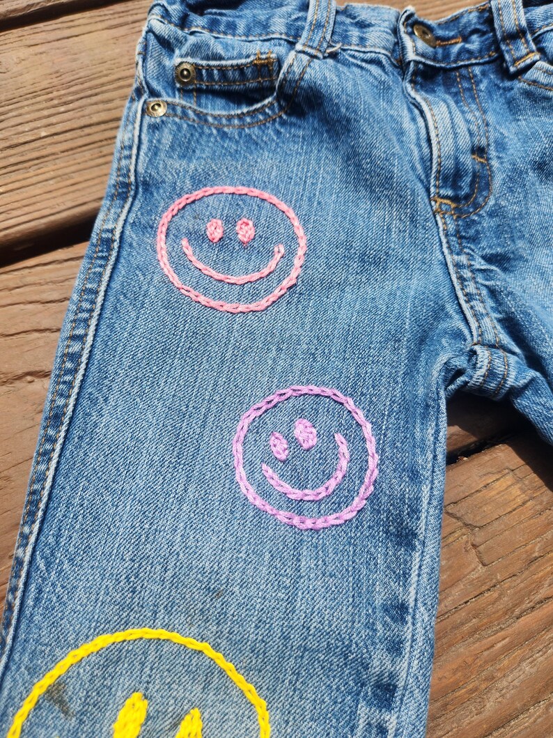 3T Hand Embroidered Smiley face Upcycled Wrangler Jeans bild 2