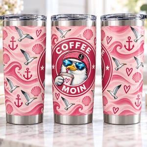 Könnte beinhalten: Ein Edelstahlbecher mit einem rosa Muster aus Möwen, Muscheln, Ankern und Herzen. Das zentrale Motiv zeigt eine Möwe mit rosa Mütze und blauer Sonnenbrille, die einen Becher mit der Aufschrift COFFEE MOIN in den Flügeln hält.