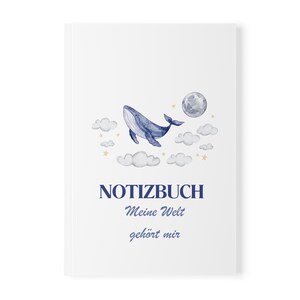 Könnte beinhalten: Ein weißes Notizbuch mit einer Aquarellillustration eines blauen Wals, der zwischen grauen Wolken, einem Mond und kleinen gelben Sternen schwimmt. Der Text NOTIZBUCH, Meine Welt, und gehört mir ist in dunkelblauer Schrift aufgedruckt.