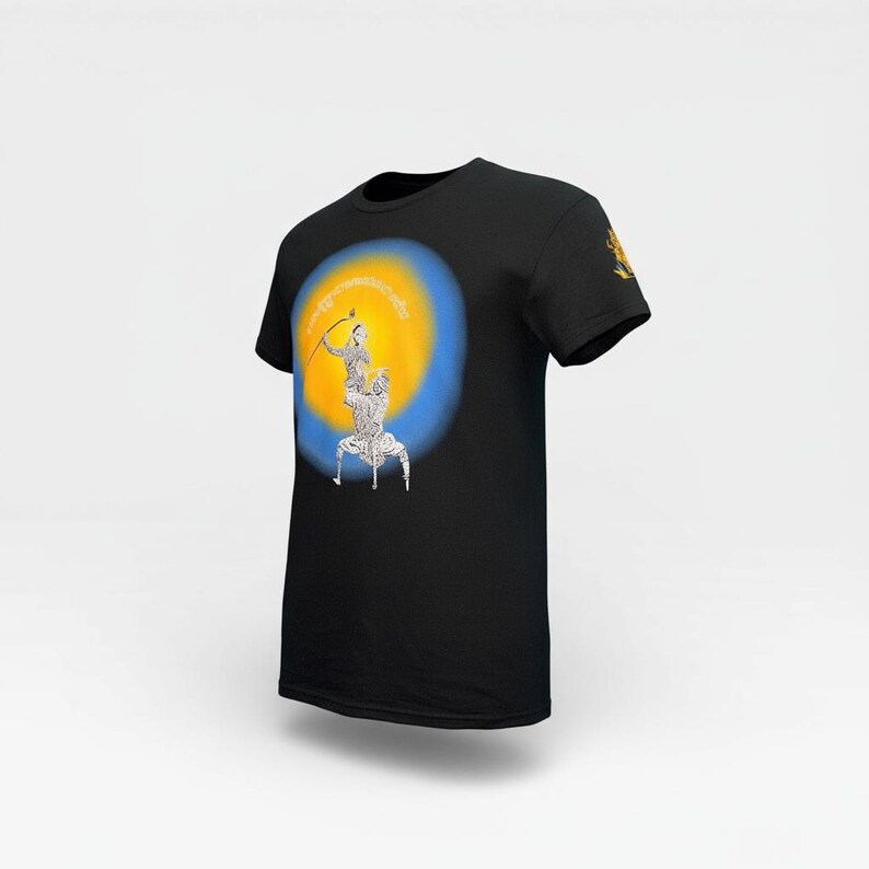 K&ouml;nnte beinhalten: Schwarzes T-Shirt mit einer Grafik einer Figur mit Pfeil und Bogen, vor einem gelb-blauen kreisf&ouml;rmigen Hintergrund. Das Design ist detailliert mit feinen Linien. Ein kleines Emblem befindet sich auf der rechten Schulter.