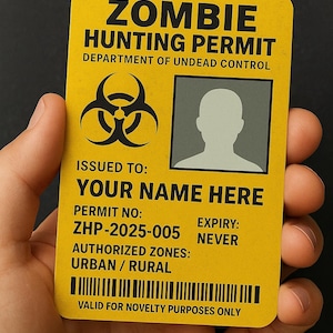 Pode incluir: Uma licença de caça a zumbis amarela com texto preto. A licença inclui um símbolo de perigo biológico, um espaço para uma foto e o texto "YOUR NAME HERE". Também diz "Válido apenas para fins de novidade".
