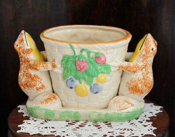 Vintage Whimsical Japanese Majolica Vase.. Sponge HAND PAINTED FROGS.. Made In Japan