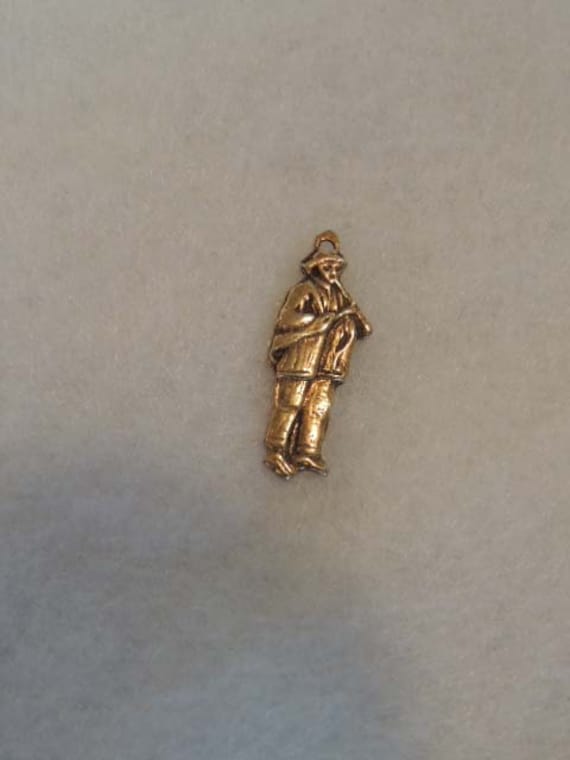 Vintage Goldtone Figural Charm pendant.. PIED PIPPER.. Man Playing Musical Pipe