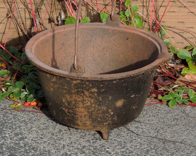Antique 3legged Cast Iron Gypsy Bean Pot/kettle.. 9.5 Wide X 5.5 Tall