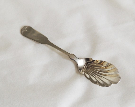 Vintage Coin Silver Fiddle Back Scalloped Sugar Shell Spoon SOLID SILVER METAL