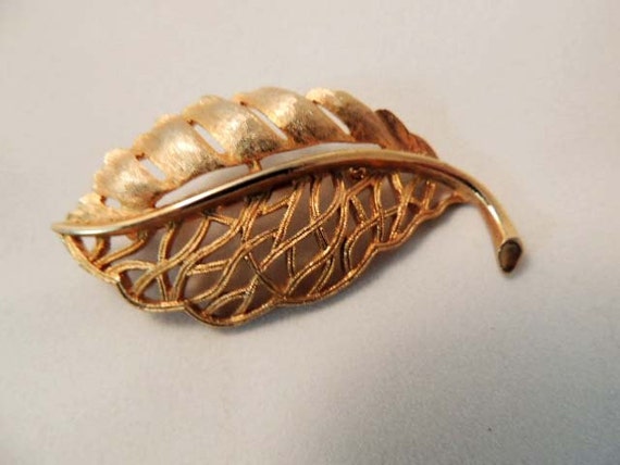 Vintage Filagree Goldtone Metal LEAF BROOCH PIN.. Signed "Ultra"