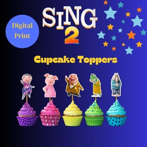Op de afbeelding: Digitaal bedrukte cupcake toppers met personages uit de film "Sing 2". De toppers staan op cupcakes met kleurrijke frosting en wrappers. De afbeelding bevat de filmtitel en sterdecoraties tegen een blauwe achtergrond.