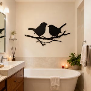 Può includere: Arte da parete in metallo nero con due uccelli appollaiati su un ramo. Gli uccelli sono in silhouette contro un muro chiaro, creando un contrasto sorprendente. Questo pezzo decorativo aggiunge un tocco naturale a qualsiasi stanza.