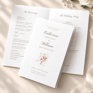 Peut inclure: Un livret de messe de mariage blanc avec du texte noir à empattement et une petite illustration florale à l'aquarelle. La couverture affiche les noms Catherine Elizabeth Bennett et William James Alexander Hayes, la date et le lieu.