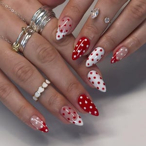 Unhas postiças vermelhas com bolinhas, unhas retrô vermelho cereja, unhas postiças amendoadas fofas, unhas charmosas para o Dia dos Namorados