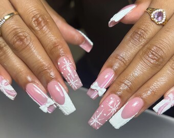 Presse de Noël rose avec des noeuds blancs, ongles d'hiver flocon de neige, ongles de vacances texture pull, ongles de Noël noeud 3D, ongles roses