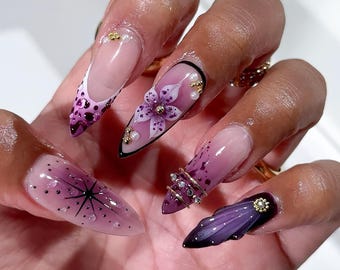 Ongles à presser floral céleste, Étoiles violettes avec détails de pierres précieuses, Ongles étoile mystique avec accents de gemmes florales, Ongles de luxe faits main