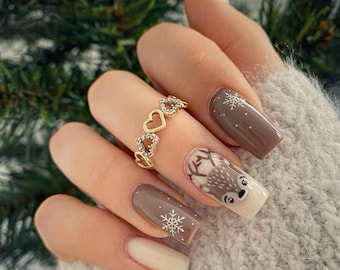 Winterrendier pers op nagels, sneeuwvlok winternagelkunst, perfecte vakantienagels voor kerst, gezellige vakantienagelset, herbruikbare nagels