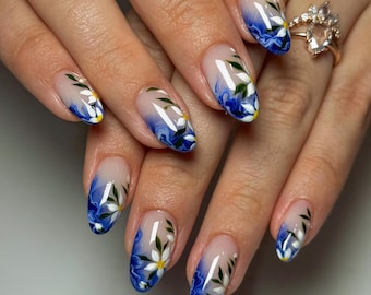 Uñas postizas con flores azules y blancas, uñas con flores pintadas a mano, elegantes uñas primaverales, uñas postizas para bodas, uñas románticas