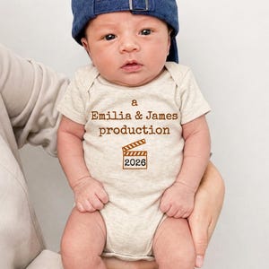 Faire-part personnalisé Body bébé cinéma, Cadeau baby shower, Body personnalisé, Une création pour un papa et une maman, Révélation de grossesse, Cadeau nouvelle maman